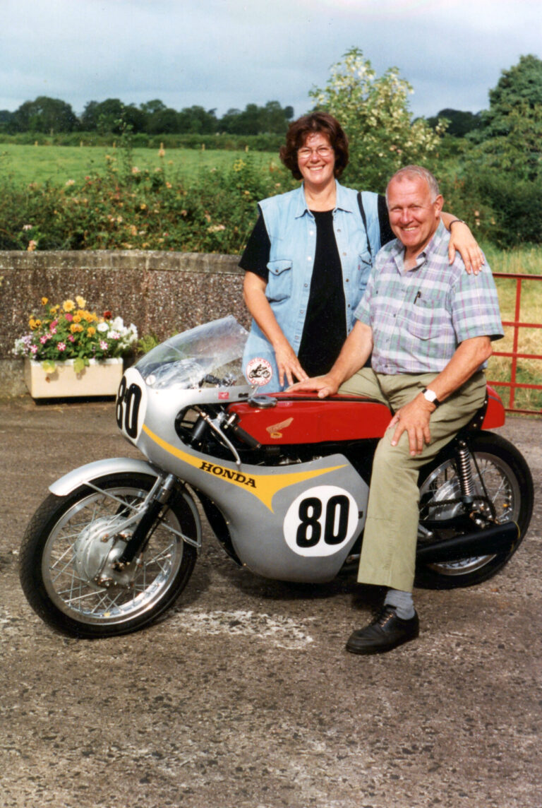 Iréne Gunnarsson Sjödahl och ESSO vid en Honda Racer i Irland 1997. Källa MHRF SMA