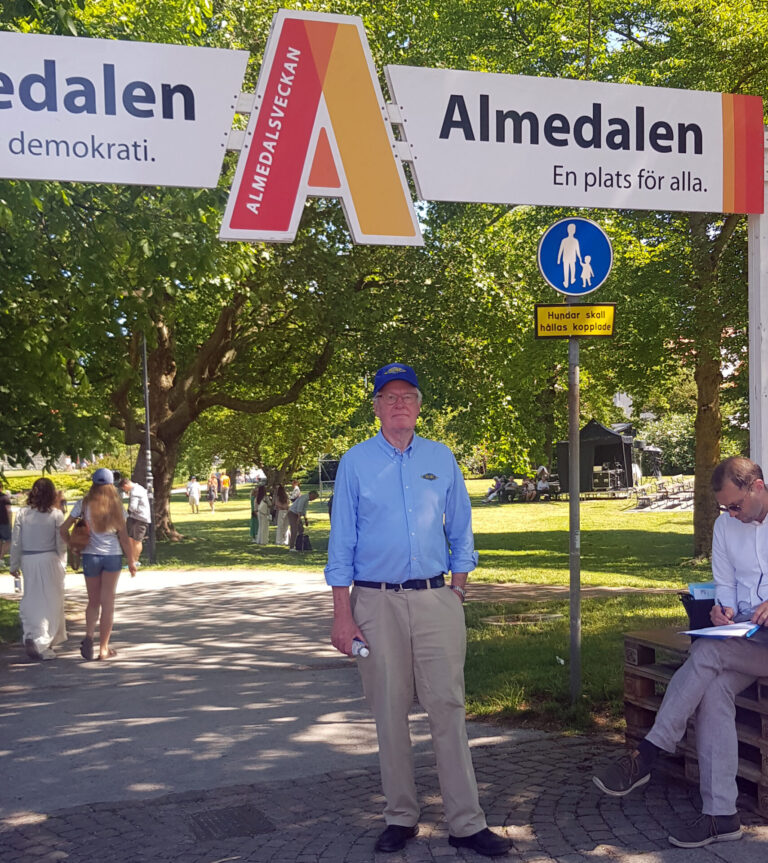 Kurt Sjöberg, MHRFs förbundsordförande, framför Almedalensskylten.