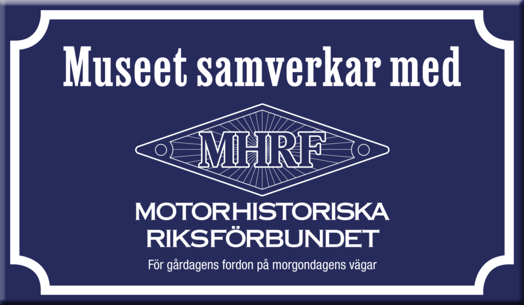 Skylt för samarbete mellan museer och Motorhistoriska Riksförbundet i form av en gammeldags gatuskylt i blått med vit text.