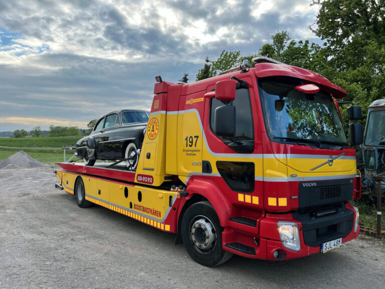 Bärgad svart Chevrolet från 1952 blir lämnad på säker plats.