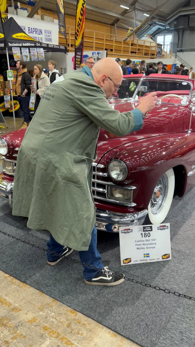 Peter Lagerbielke från Klubb GM Nordiska, som är en av dem som skruvar i MHRF:s monter i hall C, är även fordonsinspektör för MHRF-försäkringen och blev ombedd att bistå vid en försäkringsansökan.