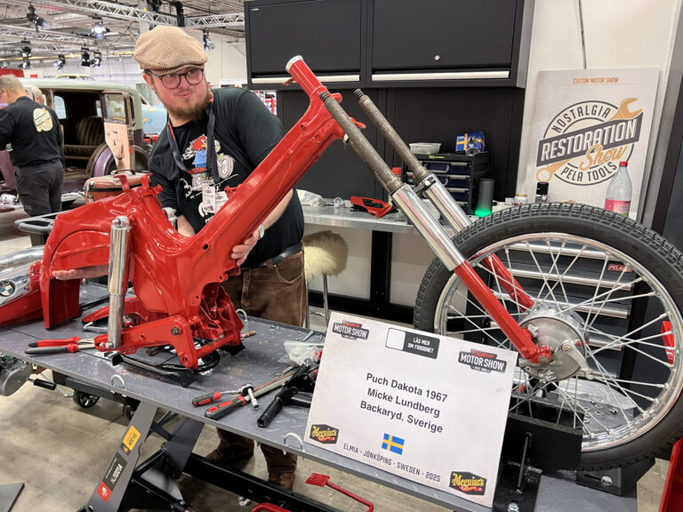 Micke Lundberg, årets vinnare av Motorhistoriska Riksförbundets Heritage Award i samband med Custom Motor Show 2025 på Elmia.