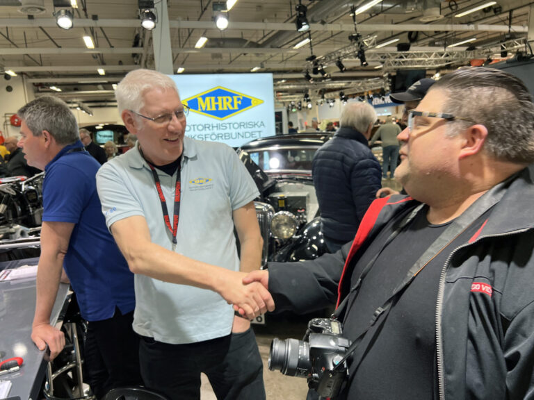 Anders hälsar på Patrik Petersson som vann två fribiljetter av MHRF.