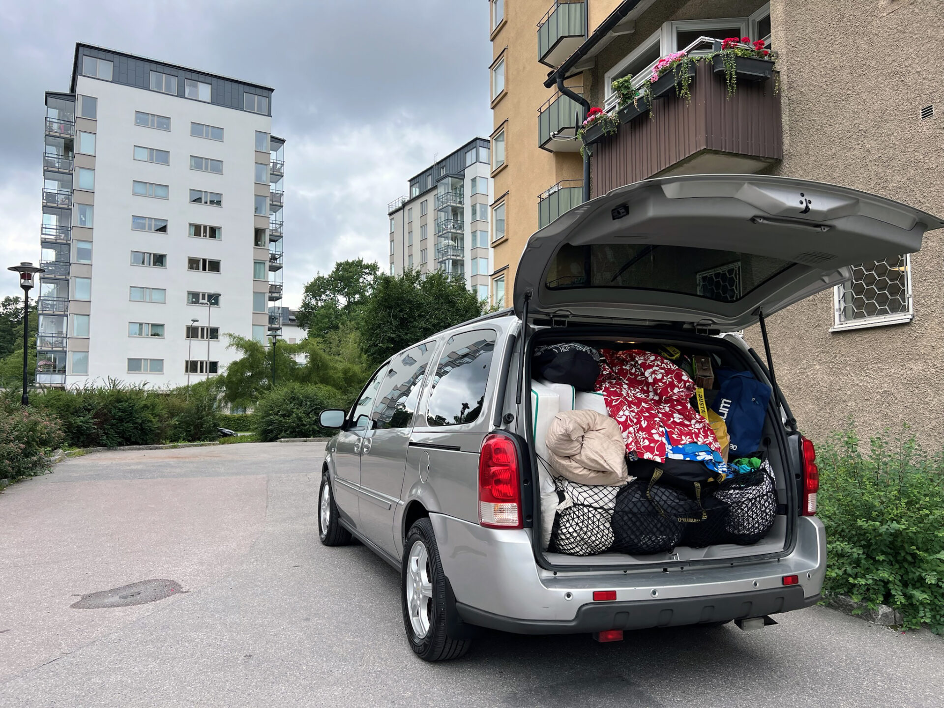 Förberedelse inför en nöjeskörning till Österrike. Denna blivande klassiker, en Chevrolet Uplander från 2008, är dock inte MHRF-försäkrad då den används av familjen Schüsseleder även som bruksbil.